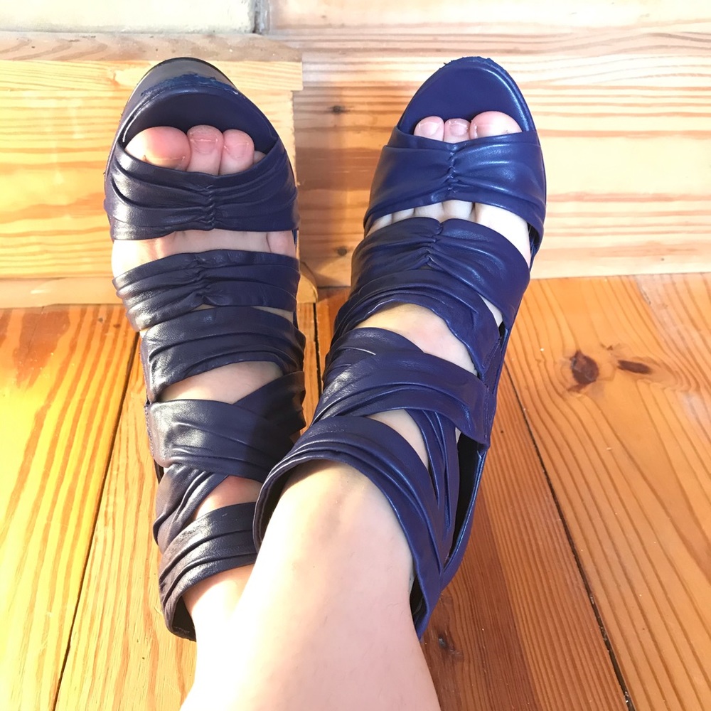 BCBGeneration Blue Fusion Plush Nappa Heel EUC 7.5 - Picture 10 of 16